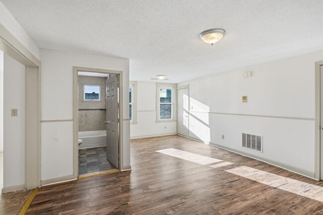 Building Photo - 312 Rivet St