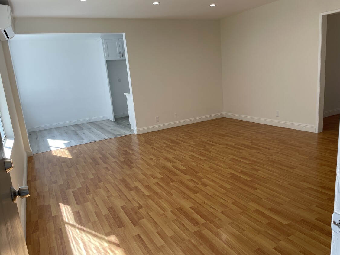 Primary Photo - 350 W Wilson Ave