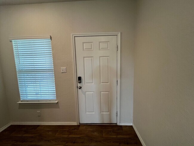 Foto del edificio - 465 Middle Grn Lp