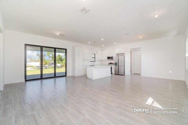 Foto del edificio - 15633 Lakeland Cir