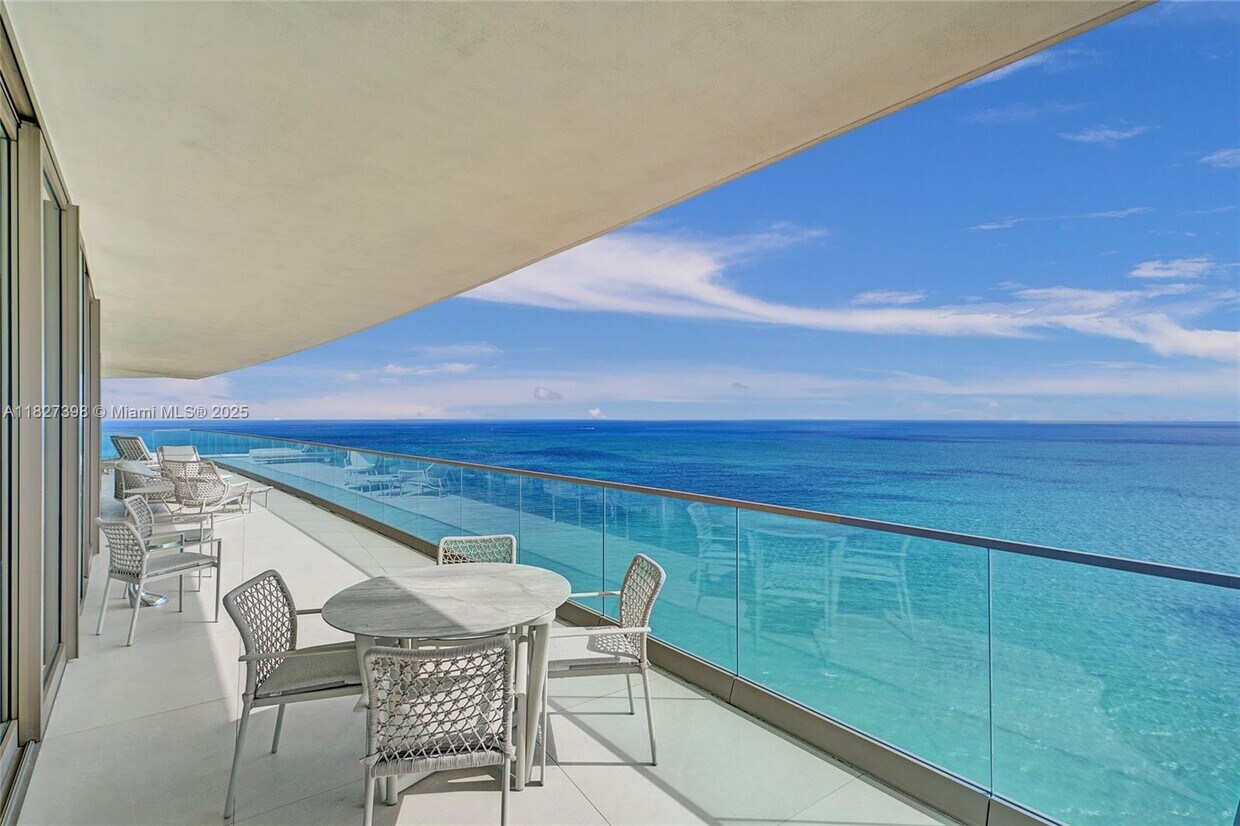 Foto principal - 18975 Collins Ave
