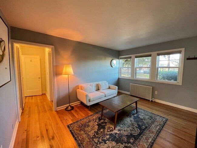 Foto del edificio - Beautiful 1Bd/ 1Ba Vintage Condo Located in Mt. Tabor! In Unit Laundry, Parking Space, storage un...