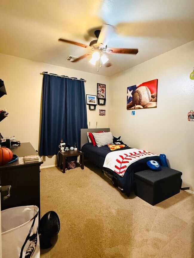 Building Photo - Available July 1, Ray and Higley, 3 bed, d...