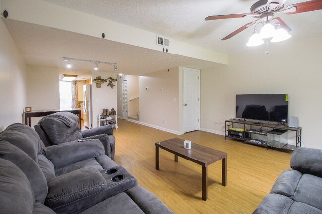Foto del edificio - 34 Knollwood Cir
