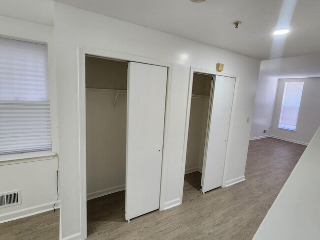 Building Photo - Beautiful 3 Level Home in Johnston Square ...