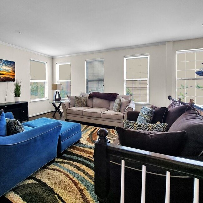 Foto del edificio - Stately End Unit 3-Level Townhome, 3 Bedro...