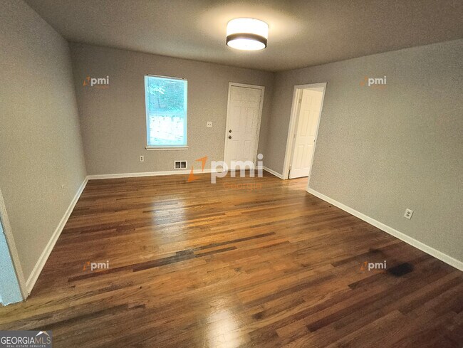 Foto del edificio - 819 Forrest Cir SE