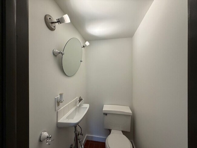 Building Photo - Charming One Floor Living Downtown!