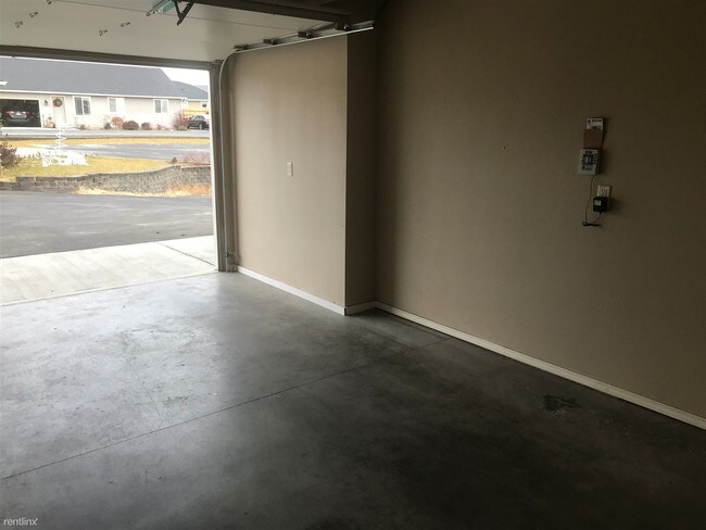 Building Photo - 2 br, 1 bath Duplex - 602 S 81st Pl B