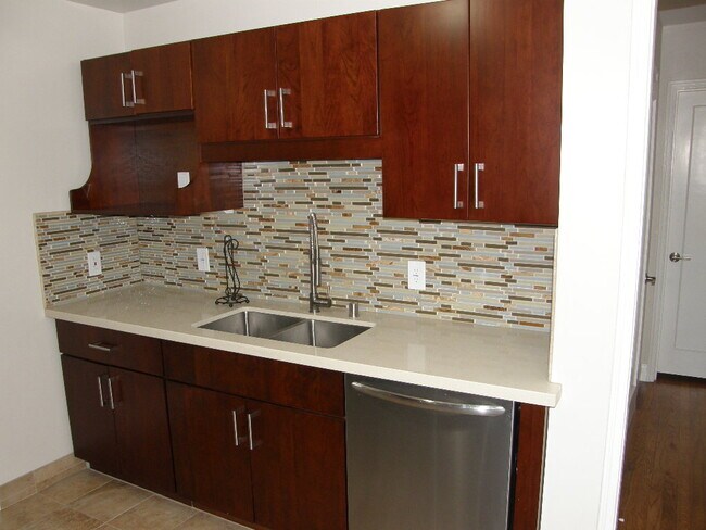 Building Photo - 2311 Ivy Dr