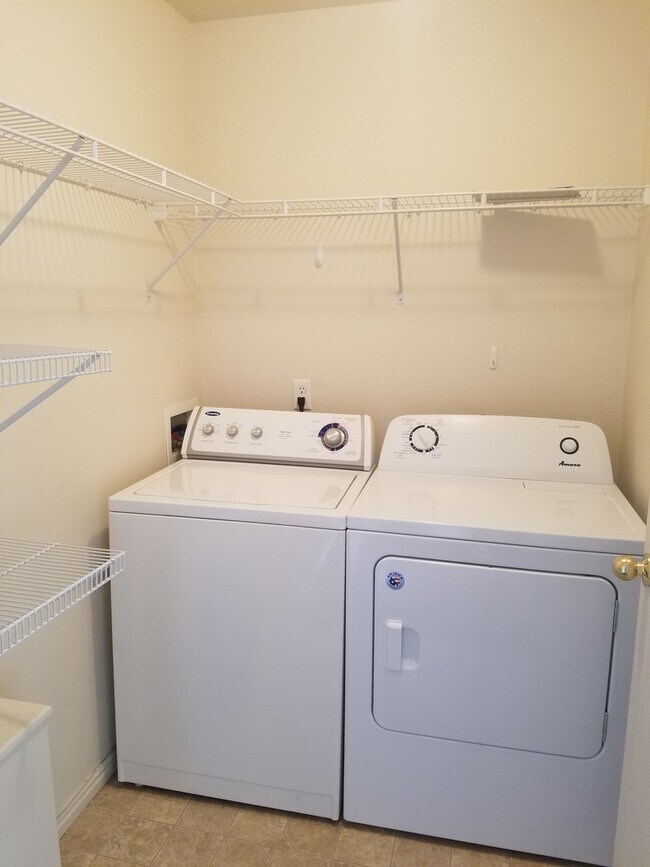 Building Photo - 2 Bed 1 Bath apartment in the popular Cont...