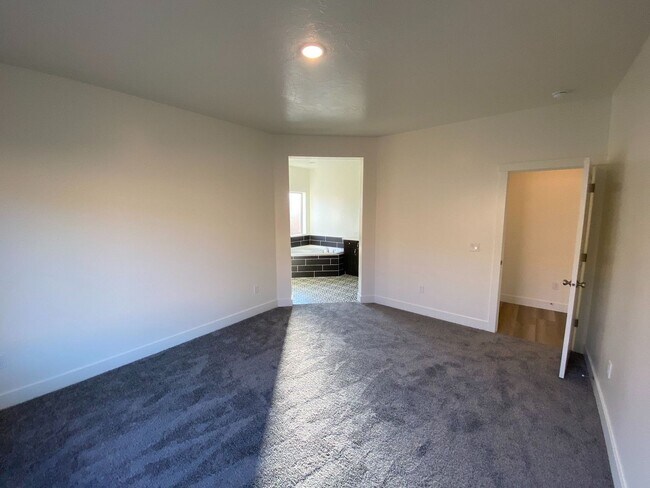 Building Photo - Beautiful 3 Bedroom Single Level Home in S...