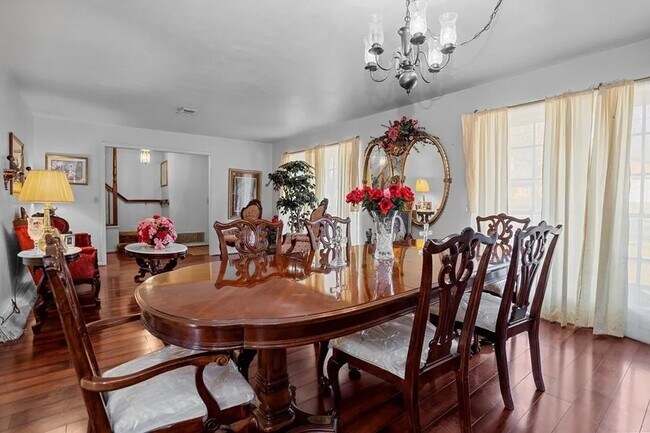 Foto del edificio - 1310 Spring Valley Dr