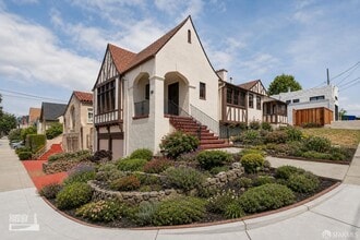 Building Photo - 2900 Sheffield Ave