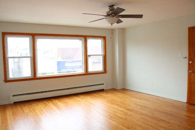 Building Photo - 6322 W Belmont Ave