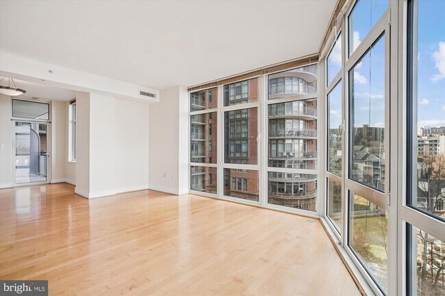 Foto del edificio - 8220 Crestwood Heights Dr