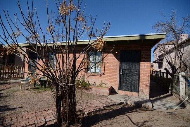 Foto del edificio - Charming 1 Bedroom  1 Bath Duplex! South Tucson Location!