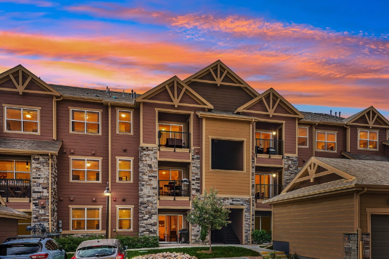 "Charming 2-Bed, 2-Bath Condo Retreat in Littleton - 870 Sq Ft of Cozy Elegance!" - "Charming 2-Bed, 2-Bath Condo Retreat in Littleton - 870 Sq Ft of Cozy Elegance!"