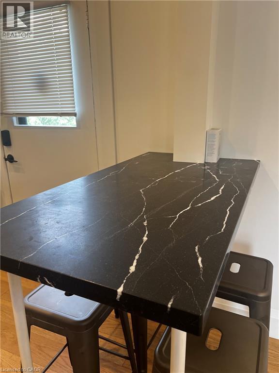 Photo du bâtiment - 158 Wellington St S