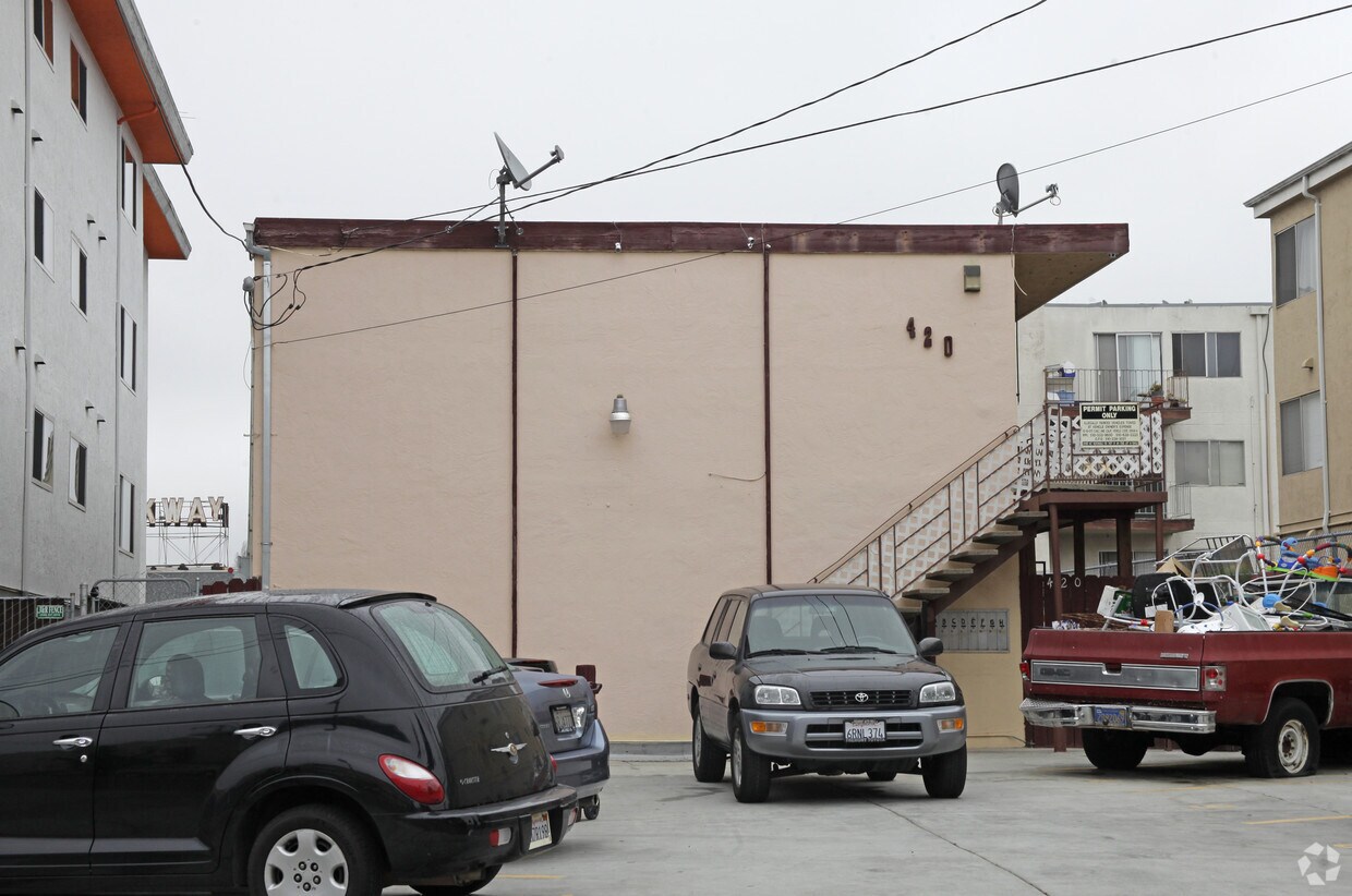 Building Photo - 420 E 17th St