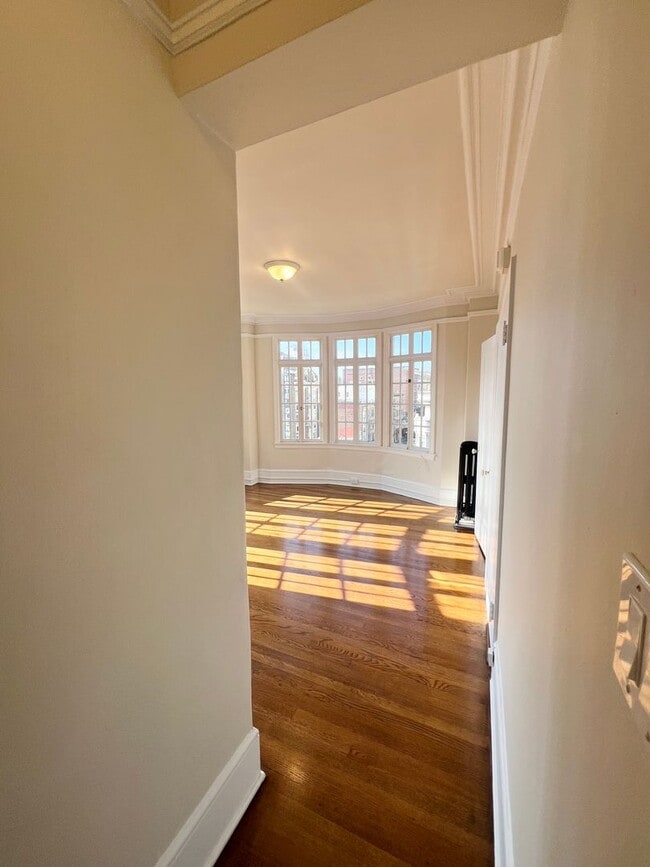 Foto del edificio - Sunny Corner Unit in Nob Hill/Downtown Location