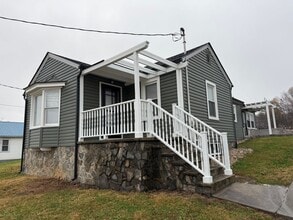 Building Photo - 313 E Bernard Ave