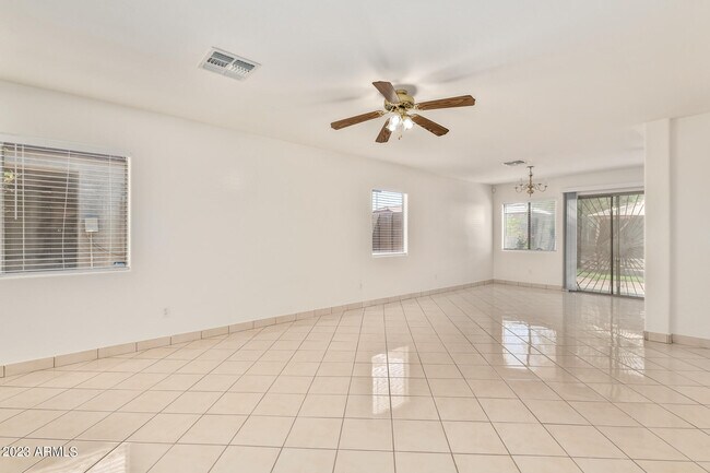 Foto del edificio - 1525 W Burgess Ln