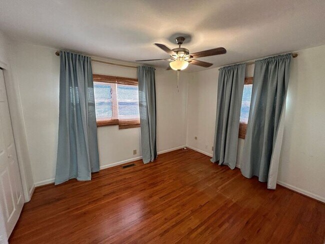 Building Photo - 128 E Glenwood Dr