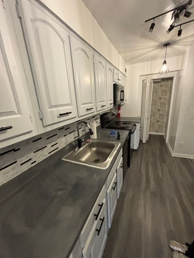 Photo - Large Foggy Bottom Beauty - 1+Den + 1 FB House