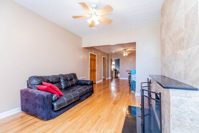 Foto del edificio - 1437 W Augusta Blvd