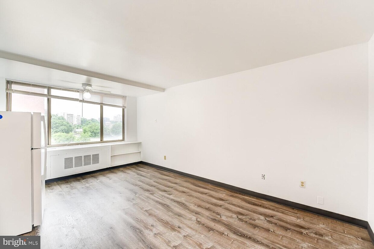Primary Photo - 1121 Arlington Blvd