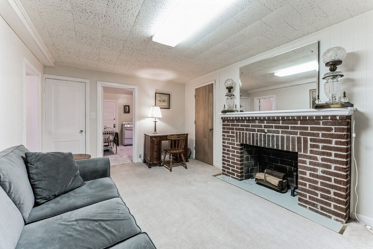 Primary Photo - Charming fully furnished 1 bd/1bth lower-l...