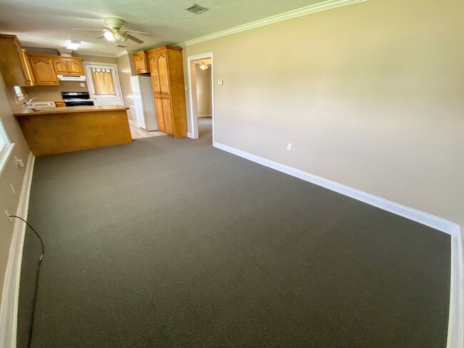 Building Photo - Apartment For Rent Near McNeese State Univ...