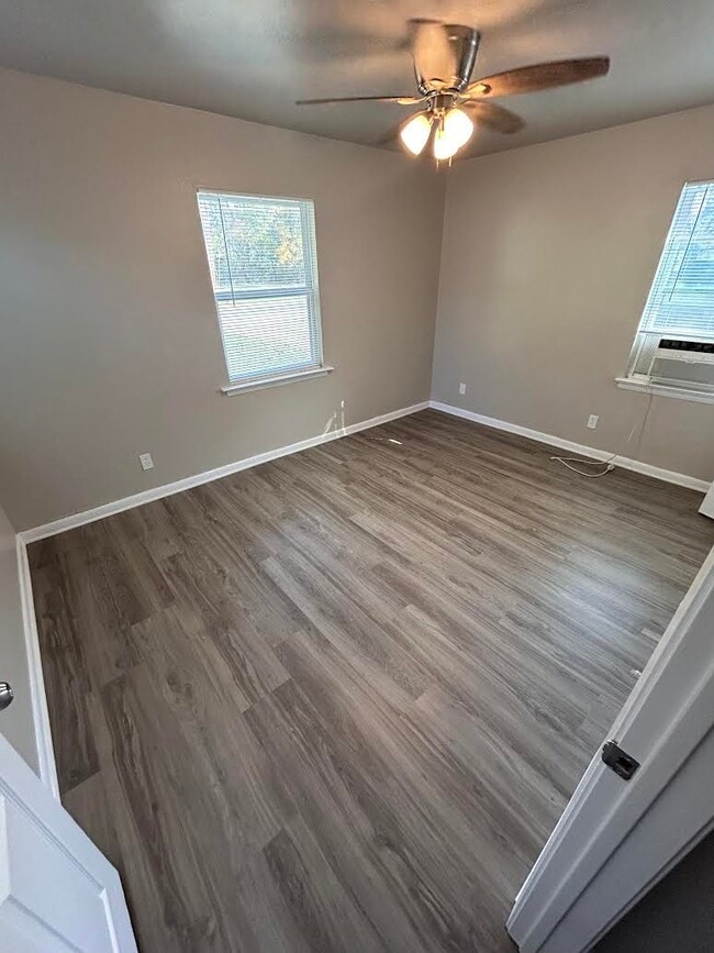 Foto del edificio - 704 Sunny Ln