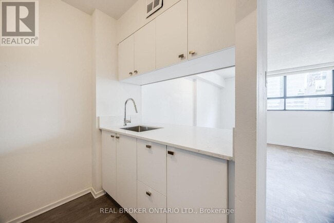 Building Photo - 105 McCaul St