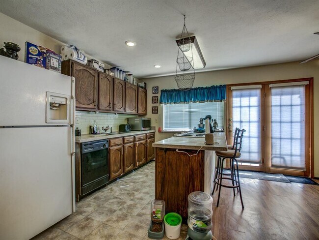 Building Photo - 920 Lockhart Dr