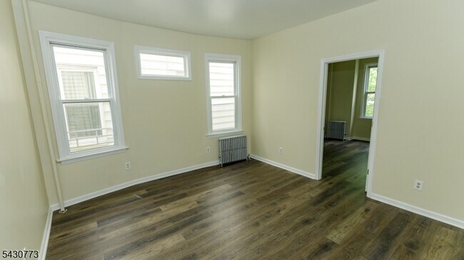 Building Photo - 428 Avon Ave