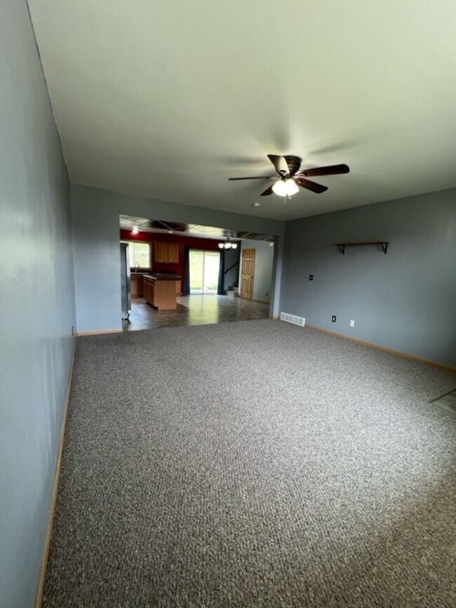 Foto del edificio - BEAUTIFUL & SPACIOUS 4 BEDROOM/2.5 BATH DU...