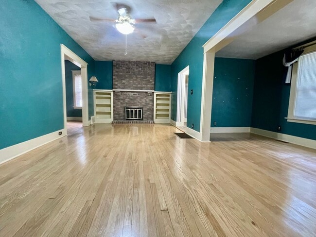 Building Photo - Five Bedroom Home in Millwood Neighborhood