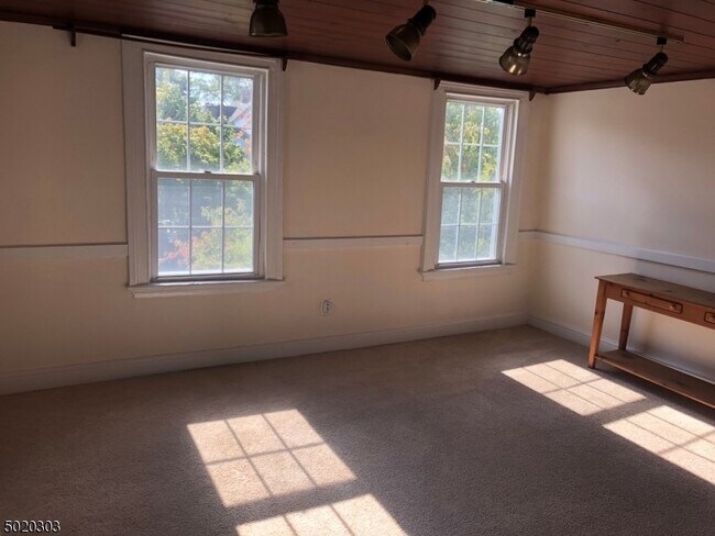 Building Photo - 104 Maple Ave