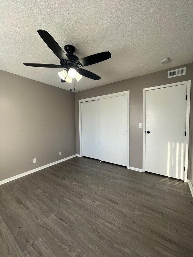 Building Photo - 5610 Salt Valley View
