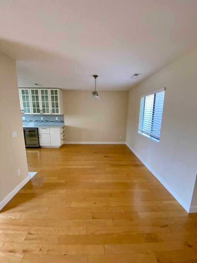 Comedor - 90 Holstrom Cir