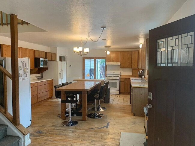 Building Photo - SHORT TERM RENTAL: Spacious 5+ Bedroom Home on the Hill! Available Now-July 24th 2026.