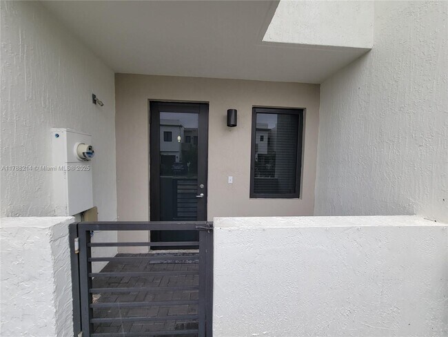 Building Photo - 492 SW 91st Pl