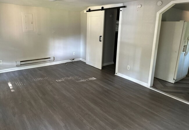 Building Photo - Rare 1 Bedroom house!