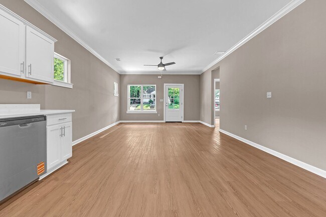 Building Photo - 557 Lundee St