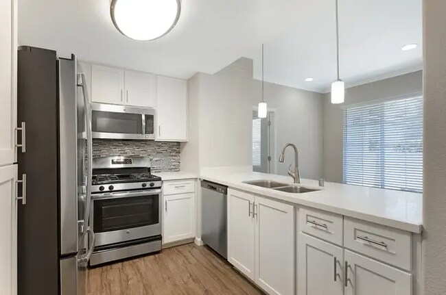 Foto del edificio - 700 Gibson Dr