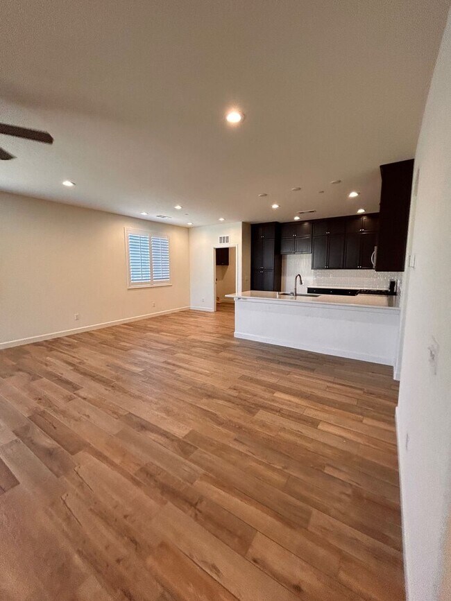 Building Photo - Beautiful home for rent in gated community in Visalia