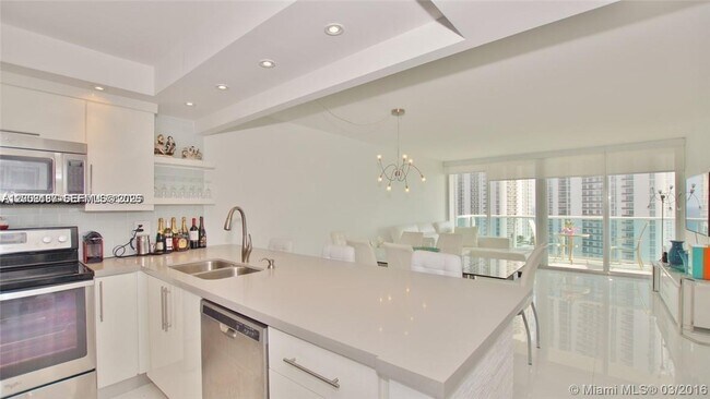 Building Photo - 100 Bayview Dr