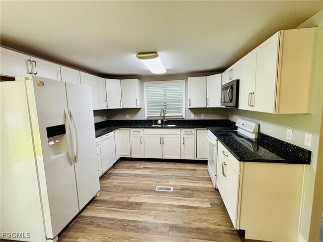 Foto del edificio - 16091 Siesta Dr